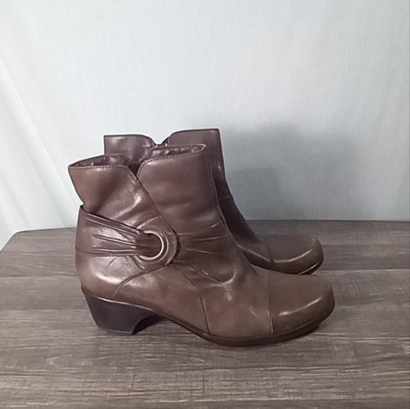 Clarks Bronze Rosabella Leather Zip Ankle Bootie Size 8W - Picture 1 of 7
